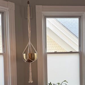 Macramé hanging plant / pot holder